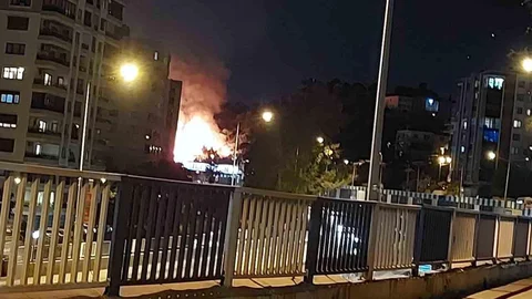 İzmir Bayraklı'da Korkutan Yangın