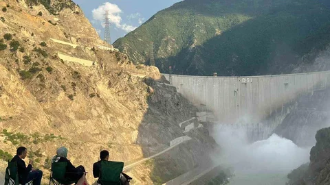 Deriner Barajı'nda Su Tahliyesi Başladı