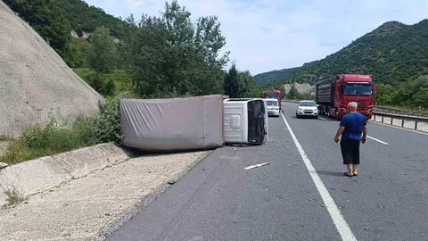 Bilecik'te Kamyonet Devrildi, Sürücü Yaralandı