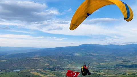 Çorum'da Paraşütle Destek Gösterisi