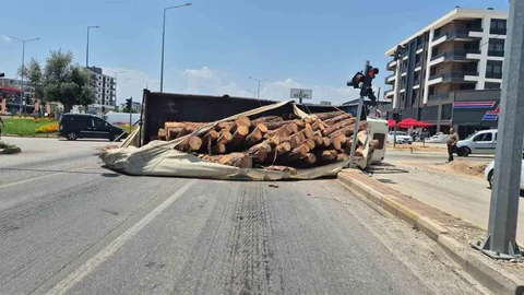 Antalya'da Kamyon Devrildi Tomruklar Yola Saçıldı