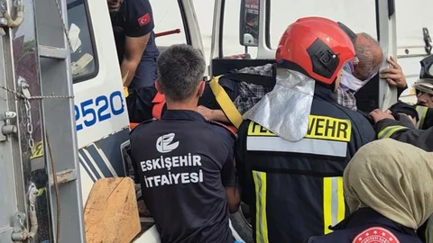 İki Kamyonun Karıştığı Kaza Eskişehir'de Meydana Geldi