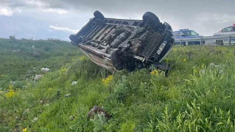 Kars'ta Ticari Araç Devrildi