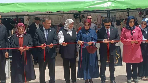 Özalp'ta Yılsonu Sergisi Büyük İlgi Gördü