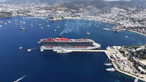 Dev Kruvaziyer Scarlet Lady Bodrum'a Yanaştı