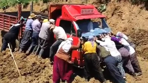 Hakkari'de Kamyonet Çamura Saplandı