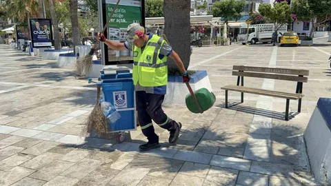 Bodrum'da Müzik Eşliğinde Temizlik Yapılıyor
