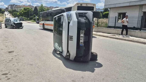 Eskişehir'de PTT Aracına Çarpma Kazası