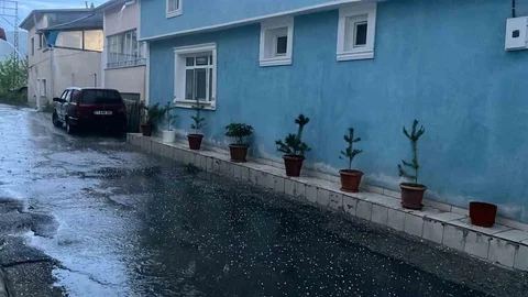 Bayburt'ta Kısa Süreli Dolu Yağışı