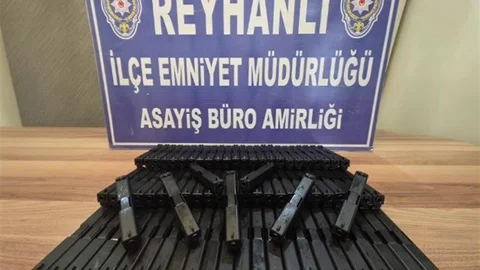 Hatay'da Otomobilde Silah Parçaları Ele Geçirildi