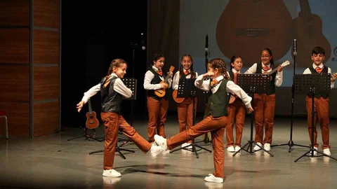 Kocaeli'de Öğrencilerden Eğlenceli Performans