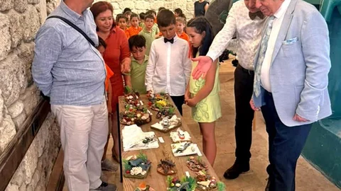 Minik Eller Atıklarla Sanat Yaratıyor
