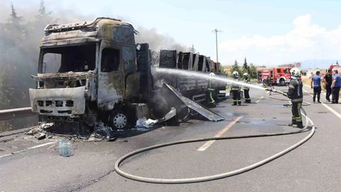 Denizli'de Tır Yangını Tarla Yangınını Tetikledi