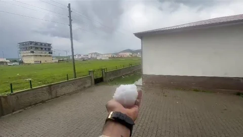 Karayazı'da Dolu Yağışı Şaşırttı