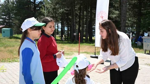 Manisa'da Çocuklar Uçurtma Şenliğinde Eğlendi