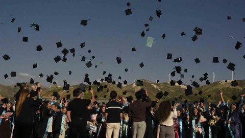 Bitlis'te Mezuniyet Töreni Coşkusu