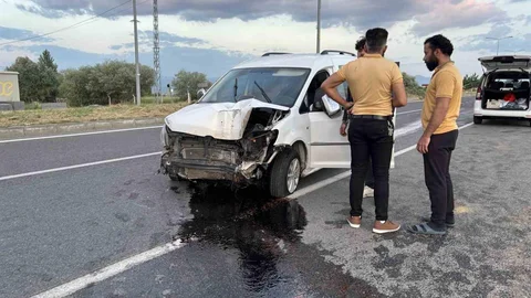 Bingöl'de Lastiği Patlayan Araç Kaza Yaptı