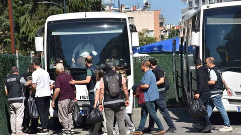 İzmir'de Yolsuzluk Operasyonu Devam Ediyor