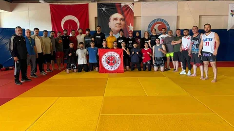 Türk Bayrağını Zirveye Dikeceğiz