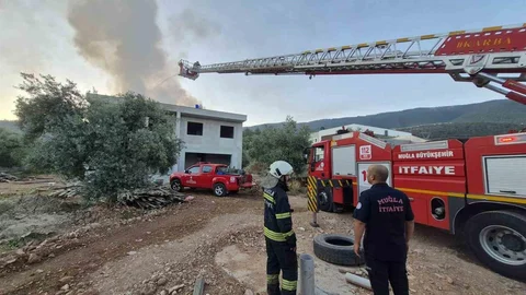 Milas'ta İnşaat Çatısında Yangın Çıktı