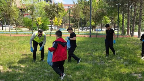 Kütahya'da Öğrencilerden Çevre Temizliği