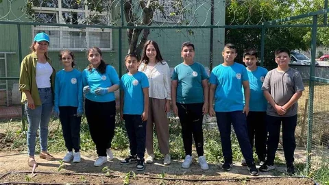 Bursa'da Öğrenciler Fide Dikti