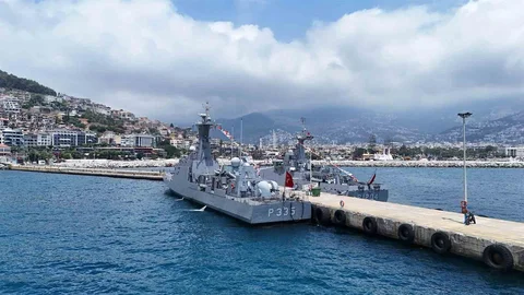 Alanya Limanı'nda Savaş Gemilerine İlgi