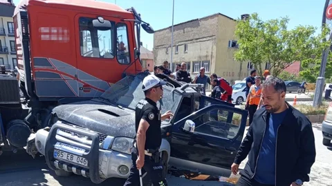 Yüksekova'da Ticari Araç ile Vinç Çarpıştı
