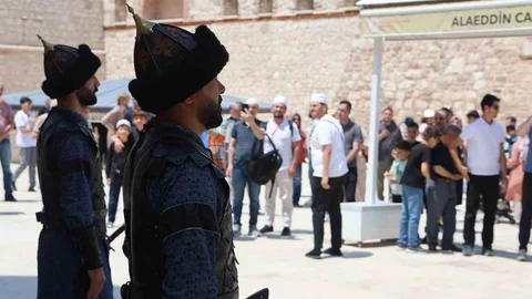 Konya'da Sultanlar Türbesi'nde Nöbet Değişimi