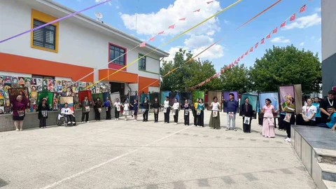Bursa'da Frida Kahlo Eserleri Canlı Tablo Oldu
