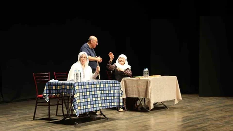 Aydın'da Tiyatro Gecesi Coşkusu