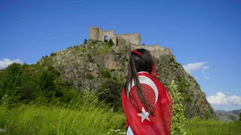 Gümüşhane'de Dağcılar Türk Bayrağı Astı