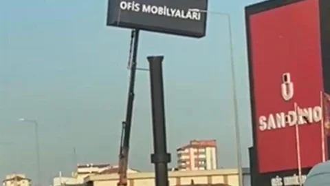 Kayseri'de Yüksekte Çalışan İşçiler Tehlike Yarattı