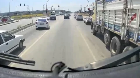 Osmaniye'de İtfaiye Aracına Geçiş Koridoru Oluşturuldu