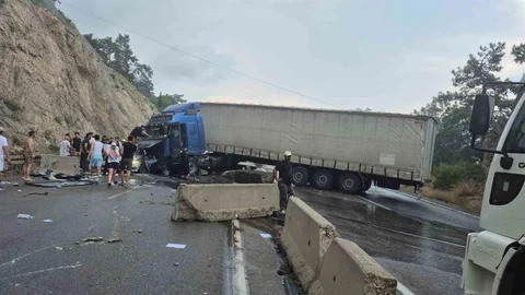 Antalya-Kemer Yolunda Trafik Kazası