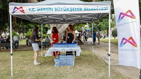 Mersin'de LGS Gününde Su İkramı Yapıldı