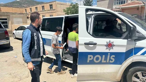 Sason'da Polis Öğrencilere Yardım Etti