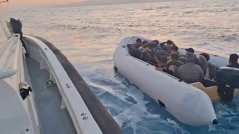 Kuşadası Açıklarında 18 Düzensiz Göçmen Yakalandı
