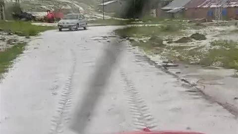 Sivas'ta Dolu Yağışı Sele Neden Oldu