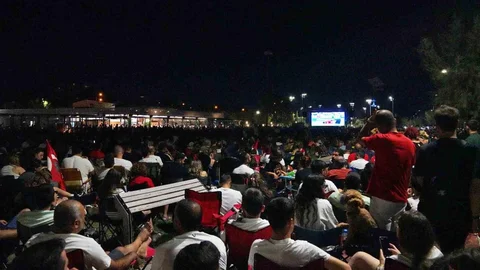 İzmir'de Dev Ekranda Futbol Coşkusu