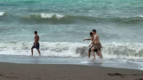 Karadeniz'de Dalga Yüksekliği Artıyor