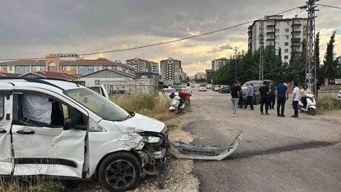 Adıyaman'da İki Araç Çarpıştı