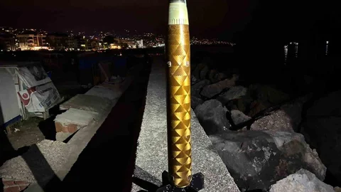 Trabzon'da Sahile Vuran Roket Parçası İnceleniyor