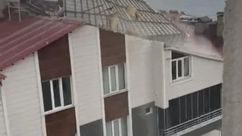 Ahlat'ta Fırtına Çatıları Uçurdu