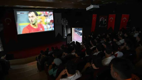 Manisa'da Öğrenciler Milli Maçı İzledi