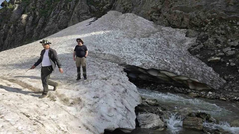 Bitlis’in Kar Suları Van Gölü’nü Besliyor