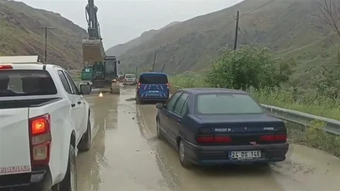 Erzincan'da Sel Nedeniyle Kapanan Yol Açıldı