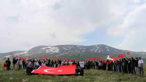 Gençler Erzurum'da Şehitleri Andı