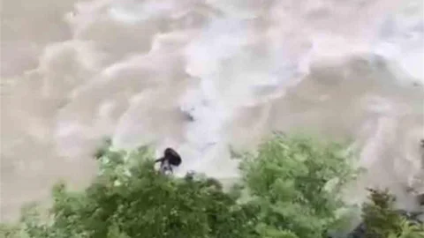 Artvin'de Otomobil Çoruh Nehri'ne Düştü