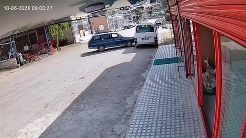 Amasya'da Park Halindeki Minibüse Çarpan Otomobil